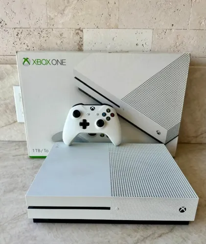 XBox One S - 1 TB + jogos
