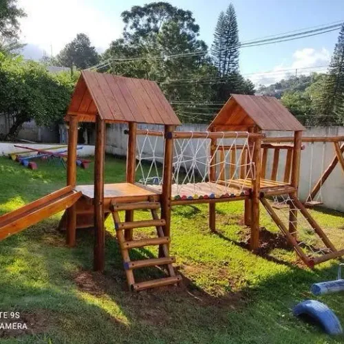 Parque infantil em eucaliptos tratados