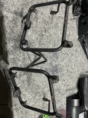 Suporte lateral para baú GS 650