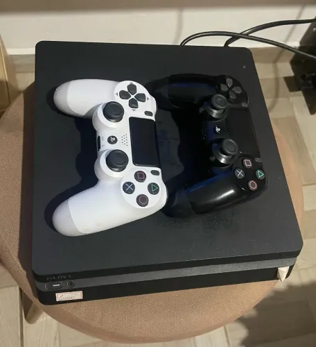 Ps4 slim 1TB usado em excelente estado