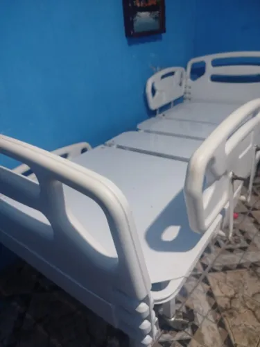 Cama hospitalar articulada,motorizada branca 