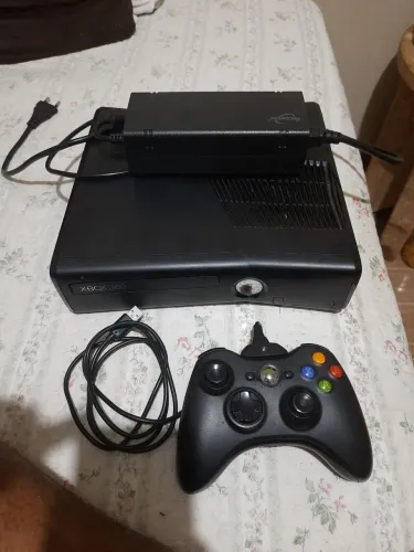 Vendo Xbox360  Slin bloqueado com um controle original, fonte nova .