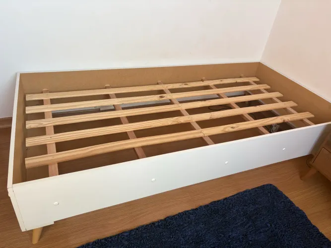 Cama de solteiro com pé rústico + colchão castor D33