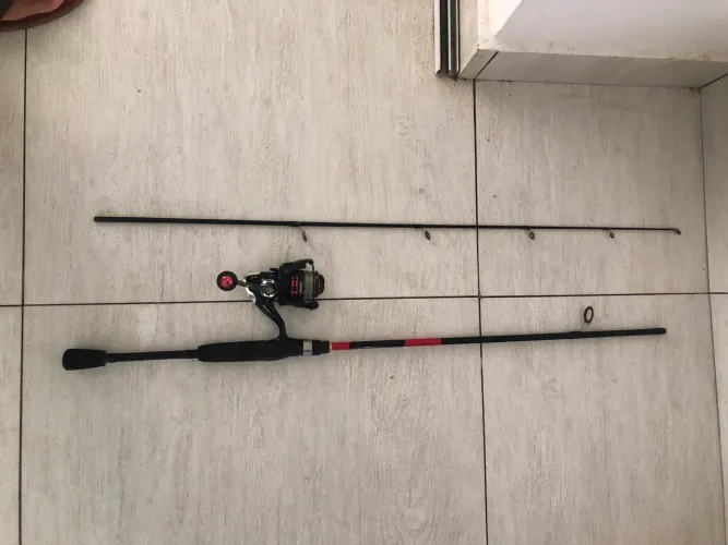 Vende-se kit pesca, vara com molinete é linha , poucas vezes usado