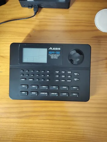 Bateria eletrônica Alesis SR-16
