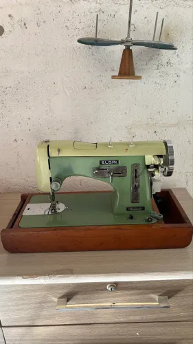 Máquina de Costura Elgin Ultramatic Vintage com Motor Elétrico (110V)