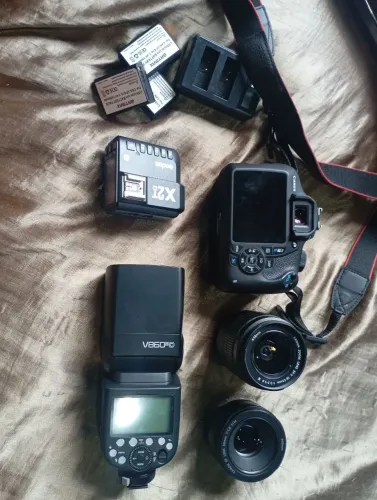 Canon t5 + kit completo flash godox V860III, lentes e rádio transmissor godox X2T