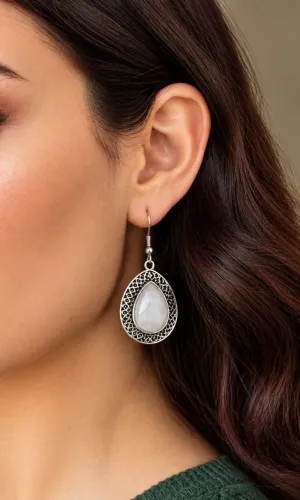 Brinco Boho Gota Prateado com Pedra