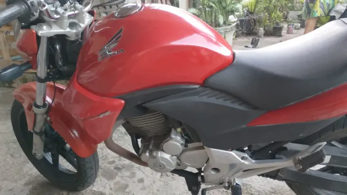 Vendo CB 300 ano 2014, vermelha 12,900 ( troca 13,500)