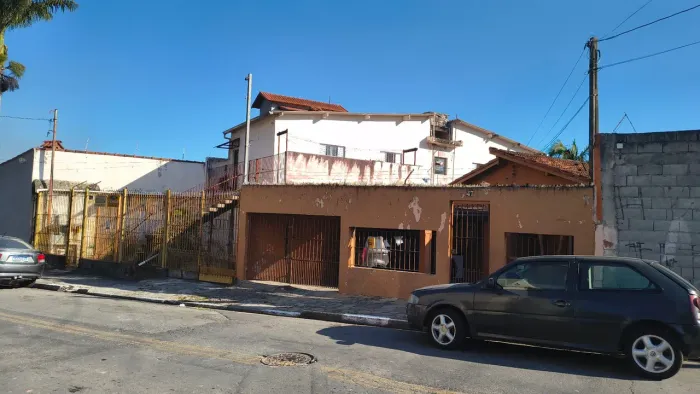 Venda terreno no centro de Ferraz com 3 residências próximo a estação 