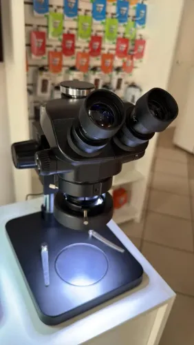 Vendo microscópio trinocular semi-novo 