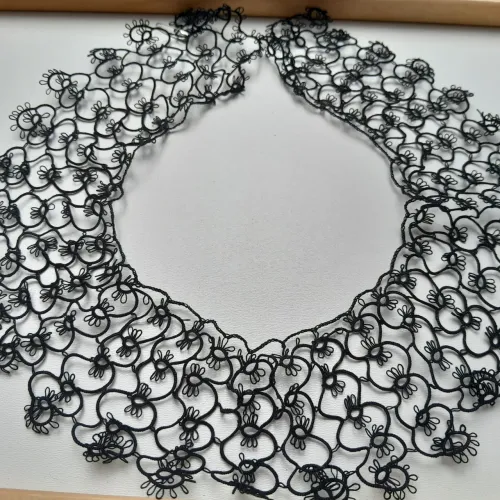 Colar em trabalho manual- Frivolitê