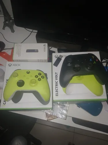 Vendo 2 controles xbox series s/x com adaptador pra pc de brinde
