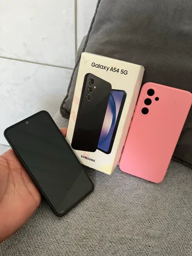 A54 5g em ótimas , apenas o vidro traseiro danificado.