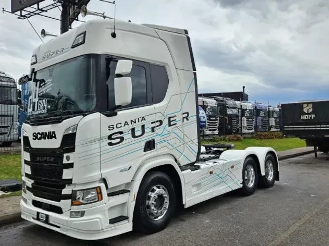 Scania R560 SUPER Ano 24 6x4 Bug Leve RETARDER Automático Rodas de Alumínio Geladeira