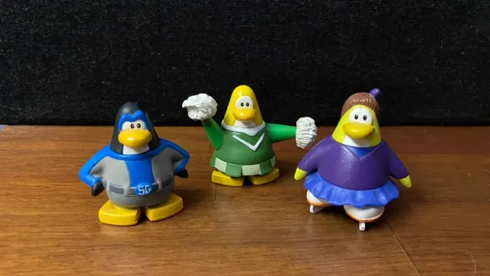 LOTE Club Penguin Mix n Match - Patinadora, Herói e Torcedora - Jakks Pacific
