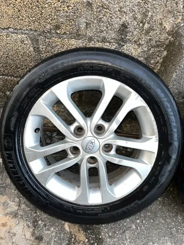 Vendo roda aro 16 com pneu barato