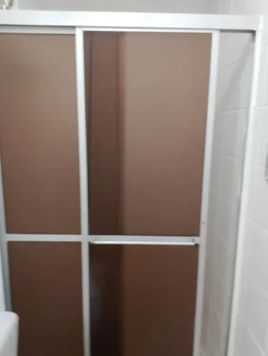 Porta de box em alumio, cor marrom fosco