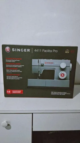 Vendo minha máquina de costura, 1 mês de uso ,está na caixa ainda nunca usei