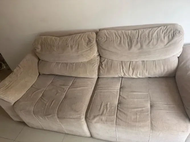 Sofá tok Stok, tem inclinação para trás e também abre para frente! 