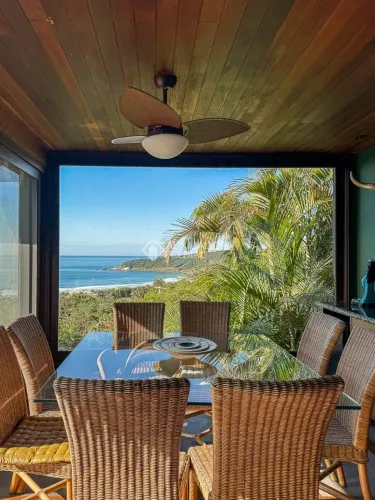 Casa exclusiva com vista panorâmica para o mar na Praia do Rosa