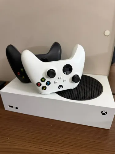 Xbox Séries S + 2 Controles + Kit Bateria