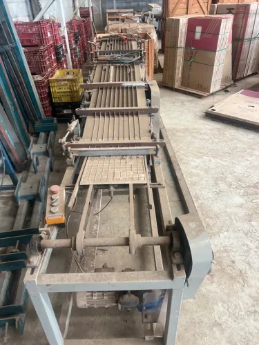 Máquina de colocar pastilhas no refratário