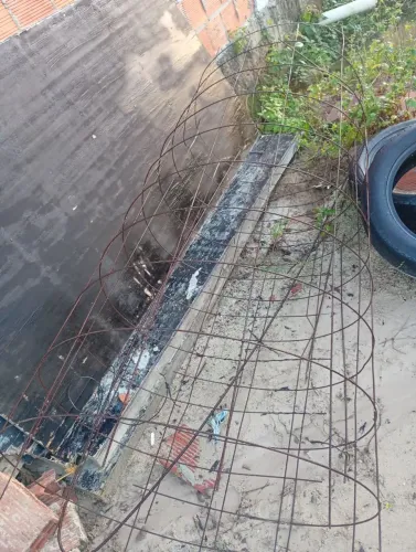 Tela de ferro e uma barra de ferro de 8 6mt