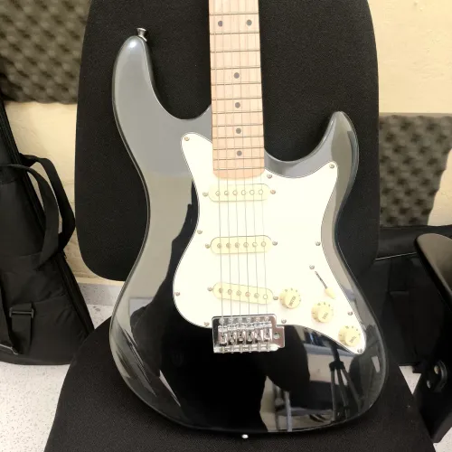 Promoção! Guitarra Strinberg STS 100 + capa acolchoada + cabo