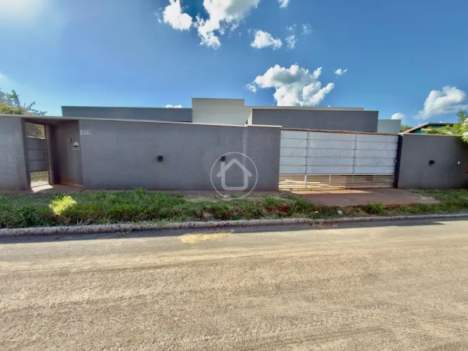AMPLA CASA COM PISCINA EM SIDROLÂNDIA