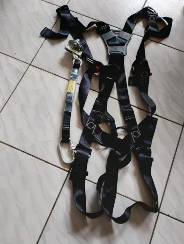 Cinto paraquedista com ponto de ancoragem 