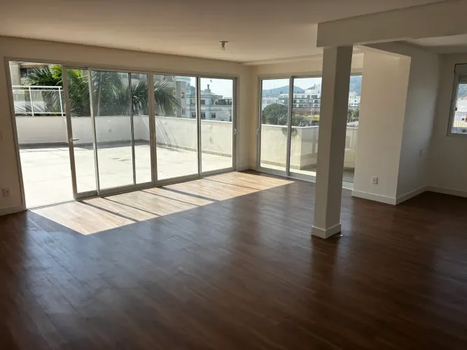 Cobertura com vista para o mar, 4 suítes, tudo novo, pisos, banheiros e aberturas.