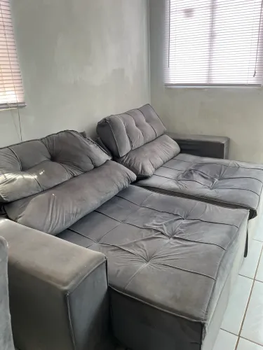 Sofá retrátil 2,20m em veludo: espaço, conforto.
