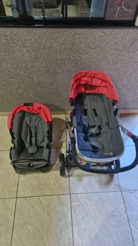 Carinho de bebê com bebê conforto