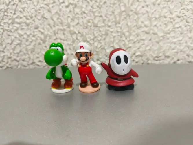 Lote de bonecos Yoshi, Mario e Shy Guy originais Nintendo