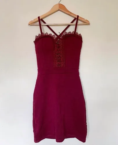 Vestido vinho com detalhes em renda