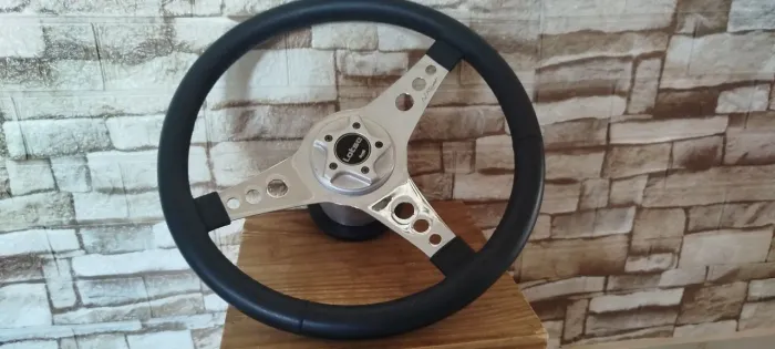 Volante Classico Lotse Britan Couro Preto Haste Polida Cubo