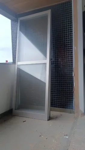 Porta de alumínio tem três unidades
