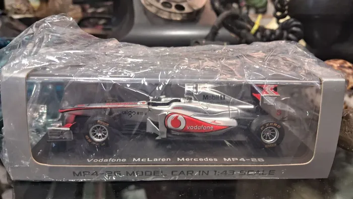 Miniatura McLaren Mercedes MP4-26 da Vodafone, escala 1/43