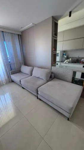 Sofá cinza fixo com 3 módulos 3,10m x 1m.  Também usado com 2 módulos (2,10m) e um chaise.