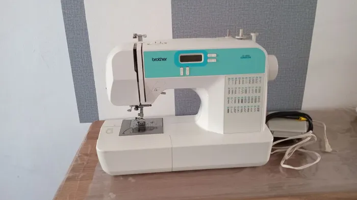 Vende-se uma máquina de costura doméstica com defeito. Valor 200 reais