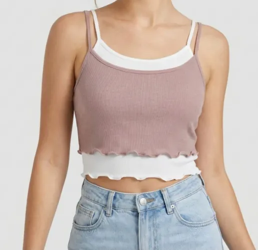 Top estilo camiseta com sobreposição