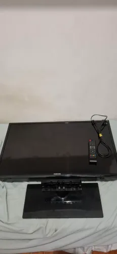 Televisão Led da Samsung, 32 polegadas, com suporte e controle... ótimo estado !!