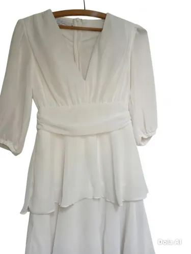 Vestido Branco de Tule Modelo curto, tecido leve e transparente, decote V profundo, mangas