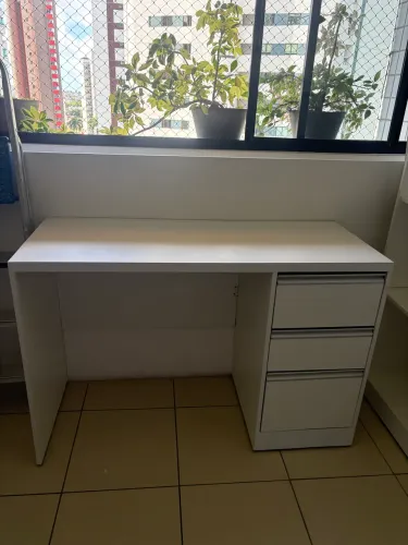 Escrivaninha nova com gavetas