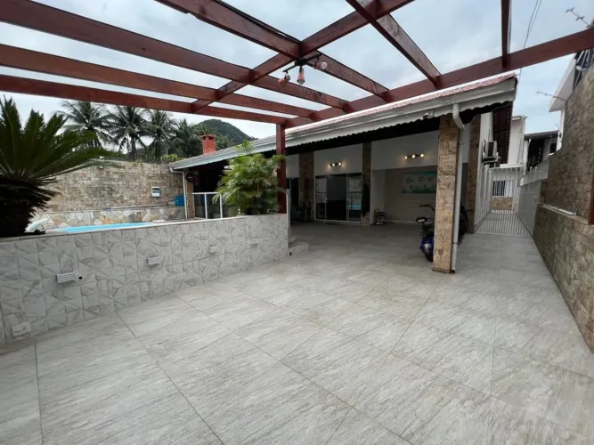 Casa isolada com piscina no Canto do Forte, em Praia Grande.