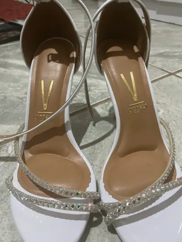 Sandália branca com strass