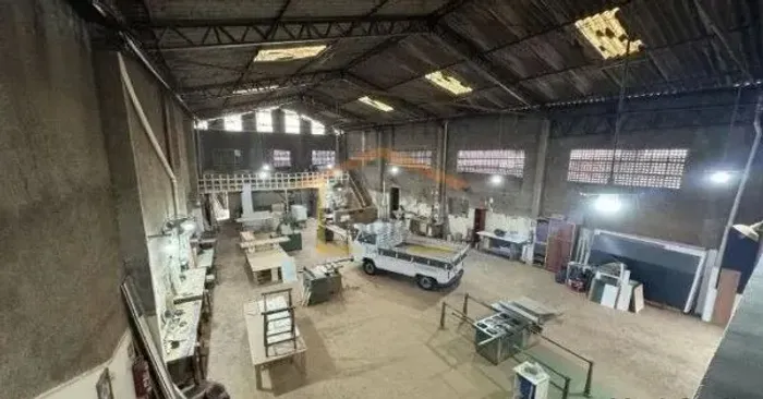 Ótimo galpão, escritórios, alojamento, edícula nos findos, 15 vagas. 800m². Vila Amália (Z