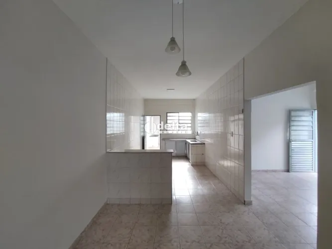Casa 3 quartos sendo 1 suíte disponível para locação no bairro Presidente Roosevelt em Ube