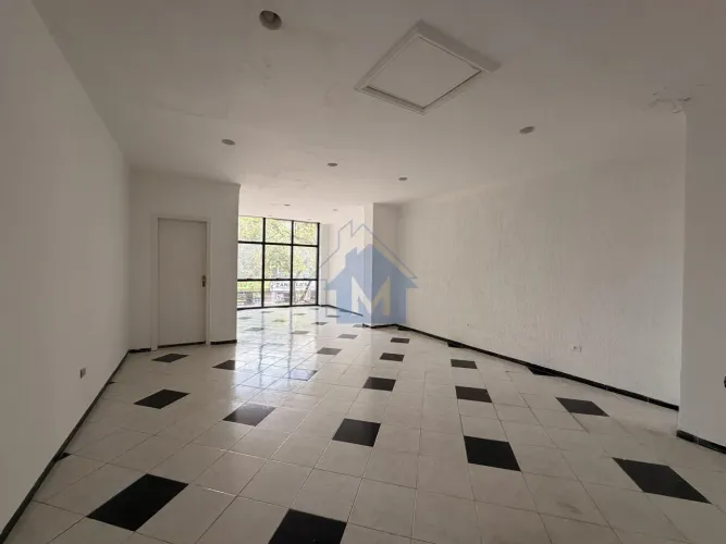 Sala Comercial em Centro Comercial Pietro Angelo.